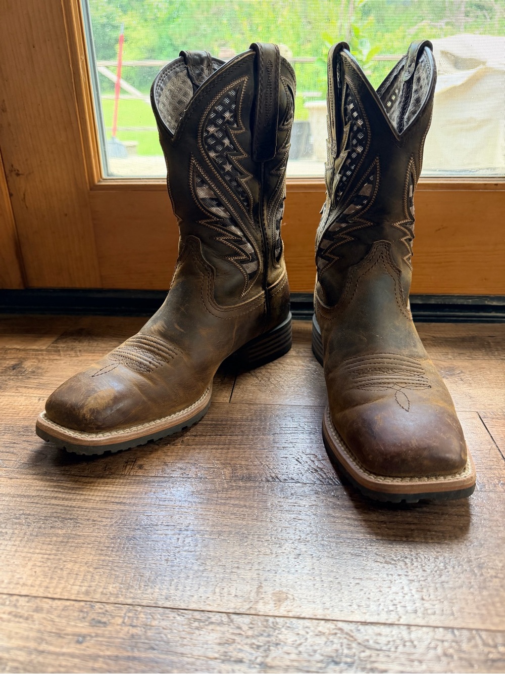 Ariat Brown Leather Western Cowboy Boots with Embroidered Shaft